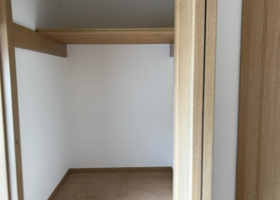 【収納】 | 東淵野辺中古戸建 | ウォークインクローゼットがあれば、クローゼット内でコーディネートが完成できますし、季節の変わり目に行う衣替えの手間も省けます。また、スーツケースなど大きいものもしまうことができ使い勝手がよいです。
