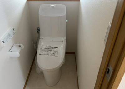 【トイレ】 | 東淵野辺中古戸建 | トイレは大きさや形、機能、抗菌性などが異なる多種多彩なタイプが各メーカーから出ています。それぞれに良さがあるため、事前にどういったタイプのトイレがいいのかをご家庭内で決めて、内見に行くといいでしょう。