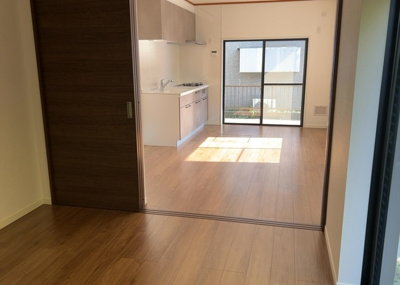 【居間・リビング】 | 横山台中古戸建 | 直線タイプはLとDKを一直線に並べた形で対面キッチンのタイプです。一般的なのでよく見かけるかもしれません。直線タイプに似た直接アイランドタイプは、キッチンとダイニングの間に壁がない分広く感じられます。