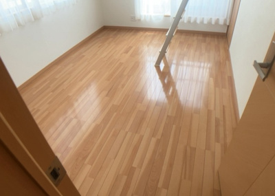 【洋室】 | ひばりが丘中古戸建 | 洋室のメリットは重い家具が置きやすく、身の回りが整理しやすいことです。 床がフローリングのため畳とは異なり凹みにくいです。 クローゼットなど収納が豊富で、普段使わない旅行カバンや服の整頓も簡単にです。