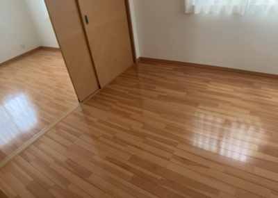 【寝室】 | ひばりが丘中古戸建 | 寝室でゆっくりと過ごすためにはベッド周りの適度な空間を担保することや窓の位置、照明の明るさ、寝室の広さなどを考える必要があります。自身や家族の構成とライフスタイルに併せて寝室にする部屋を選びましょう！