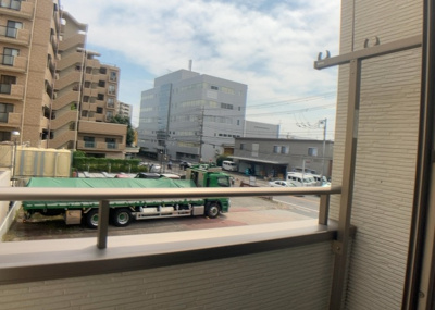 【バルコニー】 | ひばりが丘中古戸建 | バルコニーは、室外の専用スペースのうち、「屋根がなく開放された空間」であるものを指します。ベランダより広いタイプのものが多く、日当たりもよいため家庭菜園などを楽しみたい人にとって適した環境となります。