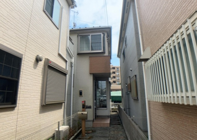 【前面道路含む現地写真】 | ひばりが丘中古戸建 | 住宅用の土地では前面道路に2m以上接していなければならないと法律で定められています。しかし、お持ちの車のサイズやライフスタイルなどにより、2mでは利便が悪い場合もございますので、事前に確認しましょう。