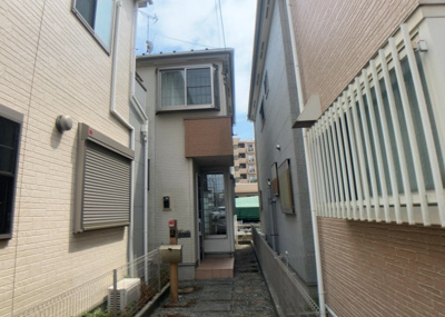 【前面道路含む現地写真】 | ひばりが丘中古戸建 | お持ちの車種によっては前面道路が広い方が便利でしょう。しかし、前面道路が広ければその分交通量が多くなるため、騒音などが気になる場合があります。実際に現地を見学し、周辺交通量や騒音などを確認しましょう！