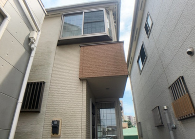 【外観】 | ひばりが丘中古戸建 | 現地に行くなら、物件の周囲の地形がどうなっているかを見ることも大切です。周辺より低くなっている土地では、大雨などで水が集まりやすいため、地盤が弱くなっているということも考えられるため、注意が必要です。