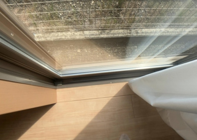 【内装】 | ひばりが丘中古戸建 | サッシは、ガラス窓に使用される金属製の窓枠です。一般的に住宅建築では、金属製建具工事の段階でガラス類・玄関などと同時に設置されます。種類や構造により断熱性能や遮音性能が異なるので現地でご確認ください。