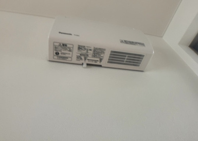 【冷暖房・空調設備】 | ひばりが丘中古戸建 | ２４時間換気と一般的な換気扇は役割が違います。２４時間換気は室内の空気を循環して、シックハウスや結露を防ぐ役割があるため常に動かす必要があります。一方の換気扇の役割は短期間で空気を入れ替えることです。