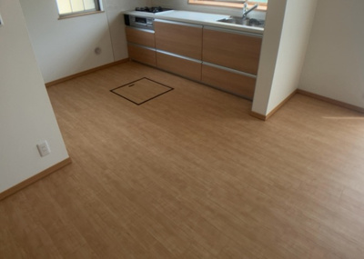 【居間・リビング】 | ひばりが丘中古戸建 | 直線タイプはLとDKを一直線に並べた形で対面キッチンのタイプです。一般的なのでよく見かけるかもしれません。直線タイプに似た直接アイランドタイプは、キッチンとダイニングの間に壁がない分広く感じられます。