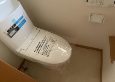 【トイレ】 | ひばりが丘中古戸建 | トイレは大きさや形、機能、抗菌性などが異なる多種多彩なタイプが各メーカーから出ています。それぞれに良さがあるため、事前にどういったタイプのトイレがいいのかをご家庭内で決めて、内見に行くといいでしょう。