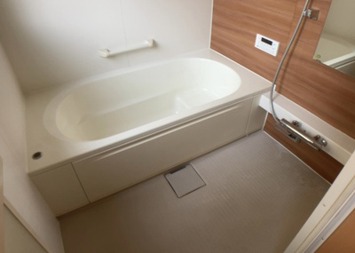 【浴室】 | ひばりが丘中古戸建 | 入浴時の快適さも大事なことですが、綺麗な状態を維持できなければ気持ちよく入浴できません。毎日の掃除が楽という点は大事なポイントになります！カビが生えにくく掃除がしやすい、壁や浴槽を選ぶといいでしょう。