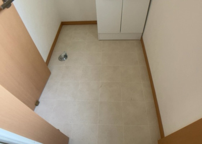 【脱衣所】 | ひばりが丘中古戸建 | 多くの戸建て住宅で見かける洗面脱衣所は、洗面台と洗濯機が2畳ほどのスペースに並べられていて、洗面所が脱衣所を兼ね備えている間取りが一般的です。お客様が利用することもある、パブリックな空間でもあります。