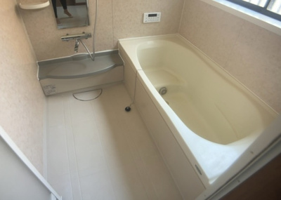 【浴室】 | 栗原中央中古戸建 | 入浴時の快適さも大事なことですが、綺麗な状態を維持できなければ気持ちよく入浴できません。毎日の掃除が楽という点は大事なポイントになります！カビが生えにくく掃除がしやすい、壁や浴槽を選ぶといいでしょう。