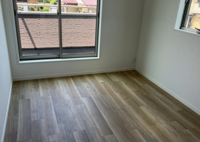 【洋室】 | 山際中古戸建 | 洋室のメリットは重い家具が置きやすく、身の回りが整理しやすいことです。 床がフローリングのため畳とは異なり凹みにくいです。 クローゼットなど収納が豊富で、普段使わない旅行カバンや服の整頓も簡単にです。