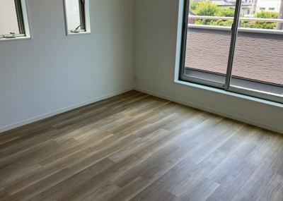 【寝室】 | 山際中古戸建 | 寝室でゆっくりと過ごすためにはベッド周りの適度な空間を担保することや窓の位置、照明の明るさ、寝室の広さなどを考える必要があります。自身や家族の構成とライフスタイルに併せて寝室にする部屋を選びましょう！