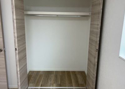 【収納】 | 山際中古戸建 | デザイン性を重視しすぎて収納が少なかった！なんてことにならないため、事前に現地で収納の数を確認しておくことをお勧めします。クローゼット以外にも床下収納や屋根裏収納、パントリーなどもチェックしましょう。