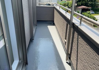 【バルコニー】 | 山際中古戸建 | バルコニーは、室外の専用スペースのうち、「屋根がなく開放された空間」であるものを指します。ベランダより広いタイプのものが多く、日当たりもよいため家庭菜園などを楽しみたい人にとって適した環境となります。