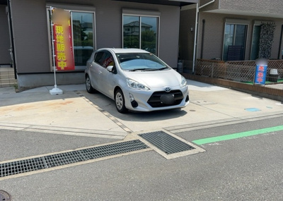 【駐車場】 | 山際中古戸建 | 駐車場と明記されていても、最小スペースでつくられた駐車場だと大型車は駐車できなかったり、出入りしにくくなったりする可能性があります。お車のサイズと購入したい物件の駐車場のサイズを現地で確認しましょう。