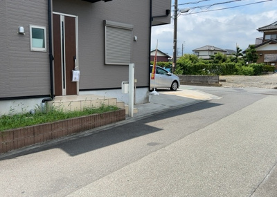 【前面道路含む現地写真】 | 山際中古戸建 | 住宅用の土地では前面道路に2m以上接していなければならないと法律で定められています。しかし、お持ちの車のサイズやライフスタイルなどにより、2mでは利便が悪い場合もございますので、事前に確認しましょう。
