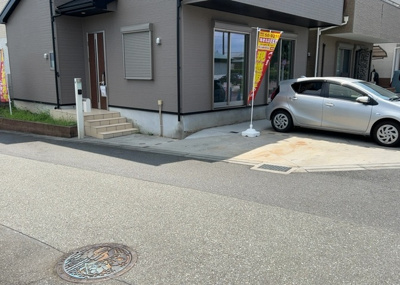 【前面道路含む現地写真】 | 山際中古戸建 | お持ちの車種によっては前面道路が広い方が便利でしょう。しかし、前面道路が広ければその分交通量が多くなるため、騒音などが気になる場合があります。実際に現地を見学し、周辺交通量や騒音などを確認しましょう！