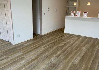 【居間・リビング】 | 山際中古戸建 | L型アイランドタイプは、キッチンからダイニングにもリビングにも目が行き届くので、とても使いやすい配置です。L字型独立タイプは、キッチンを独立させてるためLDKというよりもLDといった様なイメージです。