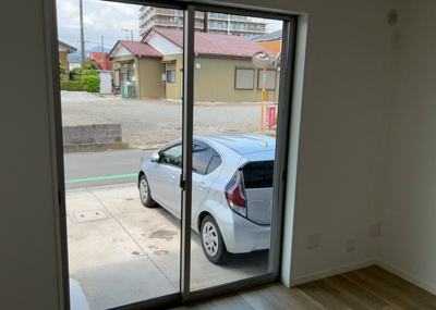 【内装】 | 山際中古戸建 | サッシは、ガラス窓に使用される金属製の窓枠です。一般的に住宅建築では、金属製建具工事の段階でガラス類・玄関などと同時に設置されます。種類や構造により断熱性能や遮音性能が異なるので現地でご確認ください。