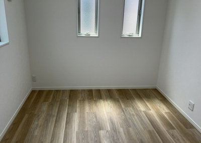 【子供部屋】 | 山際中古戸建 | 子供が何人でも年齢によっては、受験時にしっかり壁のある個室があった方が良い場合もあります。難しい問題ですが、兄弟の人数や、性別や年齢差によって状況が異なりますので、数年後のこともしっかり考えましょう。