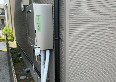 【発電・温水設備】 | 山際中古戸建 | 省エネ給湯器とは従来型の給湯器より熱効率が高く、少ない燃料でたくさんのお湯を沸かすことが出来る高効率な給湯器のことを指します。また、省エネ給湯器には種類があり、利便性や効果なども様々です。