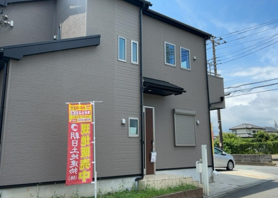 【構造・工法・仕様】 | 山際中古戸建 | 木造住宅とは土台、壁、柱など建築物の強度を支える構造体の材に木が使用されている構造を指します。構造体は建物の自重を支えるだけではなく風圧や水圧、積裁荷重などあらゆる衝撃に耐えるための基礎です。
