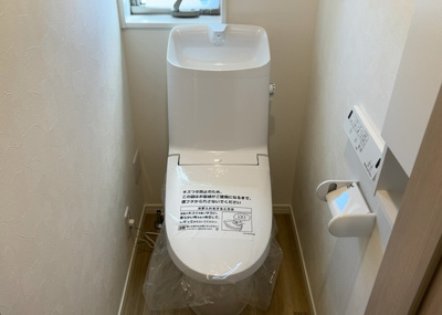 【トイレ】 | 山際中古戸建 | トイレは大きさや形、機能、抗菌性などが異なる多種多彩なタイプが各メーカーから出ています。それぞれに良さがあるため、事前にどういったタイプのトイレがいいのかをご家庭内で決めて、内見に行くといいでしょう。