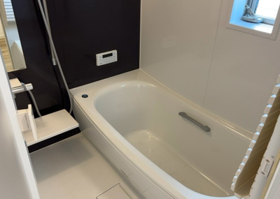 【浴室】 | 山際中古戸建 | 入浴時の快適さも大事なことですが、綺麗な状態を維持できなければ気持ちよく入浴できません。毎日の掃除が楽という点は大事なポイントになります！カビが生えにくく掃除がしやすい、壁や浴槽を選ぶといいでしょう。
