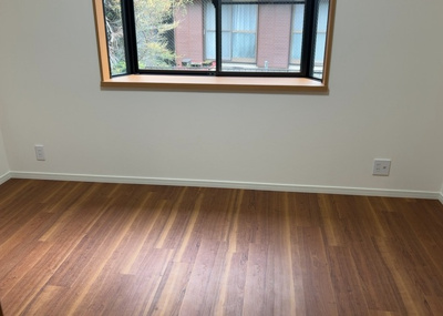 【洋室】 | 飯山南中古戸建 | 洋室のメリットは重い家具が置きやすく、身の回りが整理しやすいことです。 床がフローリングのため畳とは異なり凹みにくいです。 クローゼットなど収納が豊富で、普段使わない旅行カバンや服の整頓も簡単にです。