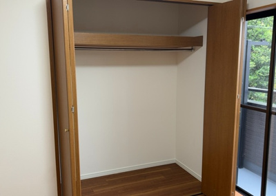 【収納】 | 飯山南中古戸建 | デザイン性を重視しすぎて収納が少なかった！なんてことにならないため、事前に現地で収納の数を確認しておくことをお勧めします。クローゼット以外にも床下収納や屋根裏収納、パントリーなどもチェックしましょう。