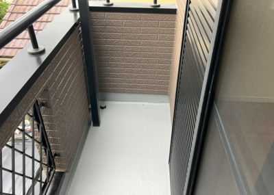 【バルコニー】 | 飯山南中古戸建 | バルコニーは、室外の専用スペースのうち、「屋根がなく開放された空間」であるものを指します。ベランダより広いタイプのものが多く、日当たりもよいため家庭菜園などを楽しみたい人にとって適した環境となります。
