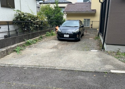 【駐車場】 | 飯山南中古戸建 | 駐車場と明記されていても、最小スペースでつくられた駐車場だと大型車は駐車できなかったり、出入りしにくくなったりする可能性があります。お車のサイズと購入したい物件の駐車場のサイズを現地で確認しましょう。