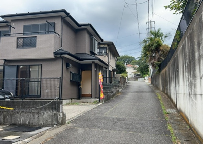 【前面道路含む現地写真】 | 飯山南中古戸建 | 住宅用の土地では前面道路に2m以上接していなければならないと法律で定められています。しかし、お持ちの車のサイズやライフスタイルなどにより、2mでは利便が悪い場合もございますので、事前に確認しましょう。