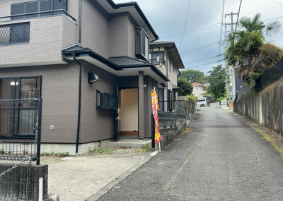【前面道路含む現地写真】 | 飯山南中古戸建 | お持ちの車種によっては前面道路が広い方が便利でしょう。しかし、前面道路が広ければその分交通量が多くなるため、騒音などが気になる場合があります。実際に現地を見学し、周辺交通量や騒音などを確認しましょう！