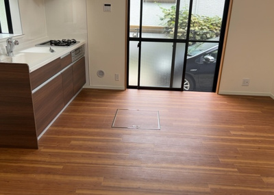 【キッチン】 | 飯山南中古戸建 | DKの物件でも広く見せたい方は、ダイニングスペースを広く使えるように工夫しましょう。低めのダイニングソファを置くと、家具の圧迫感が減り、広く見せることができ、ダイニングをリビングのように使用できます！