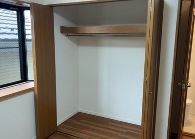 【収納】 | 飯山南中古戸建 | ウォークインクローゼットがあれば、クローゼット内でコーディネートが完成できますし、季節の変わり目に行う衣替えの手間も省けます。また、スーツケースなど大きいものもしまうことができ使い勝手がよいです。