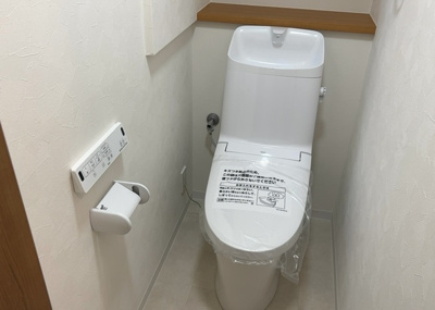 【トイレ】 | 飯山南中古戸建 | トイレは大きさや形、機能、抗菌性などが異なる多種多彩なタイプが各メーカーから出ています。それぞれに良さがあるため、事前にどういったタイプのトイレがいいのかをご家庭内で決めて、内見に行くといいでしょう。