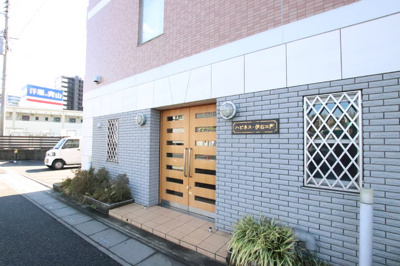 ■エントランス■オートロック付きで女性も安心
