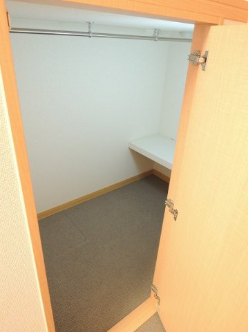レオパレスβの内装|ベット下収納