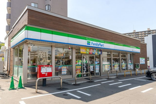 スフィア伏見の周辺|ファミリーマートまで170m