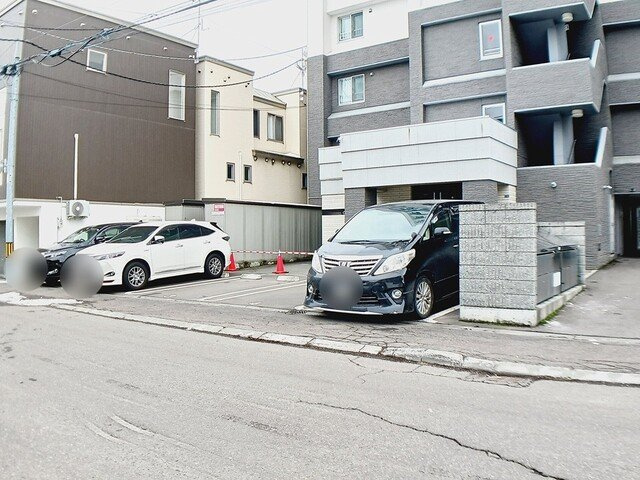 グランコート山鼻の駐車場