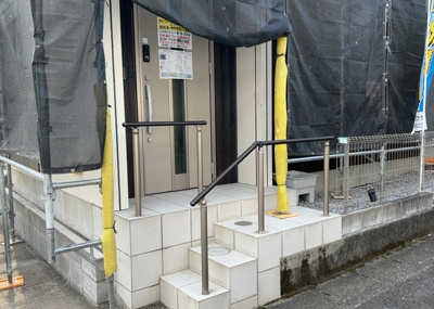 【玄関】 | 林中古戸建 | 玄関は家の顔でもあり、家族以外の目にも止まる場所です。玄関は外との間を仕切る扉、靴などをしまっておく収納スペース、靴脱ぎのたたきスペース、来客とのやり取りをするドアホンなど複数のアイテムからなります。