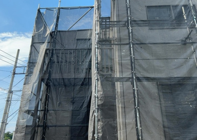 【バルコニー】 | 林中古戸建 | バルコニーは、室外の専用スペースのうち、「屋根がなく開放された空間」であるものを指します。ベランダより広いタイプのものが多く、日当たりもよいため家庭菜園などを楽しみたい人にとって適した環境となります。
