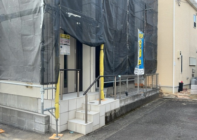 【内装】 | 林中古戸建 | 玄関ポーチにおいて最も重視すべきと言っても良いのが広さです。適切な広さの玄関ポーチでないと外見的なバランスは崩れてしまいますし、何より使いにくくなってしまいますので、現地で実際に下見をしてみましょう！