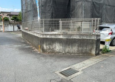 【前面道路含む現地写真】 | 林中古戸建 | 南側道路の場合は長い時間光を入れ込むことができるため、庭やリビングを道路側に持ってくることが多く土地価格も高い傾向にあります。一方北側道路だとリビングや庭が南側になりプライバシーを守ることができます。