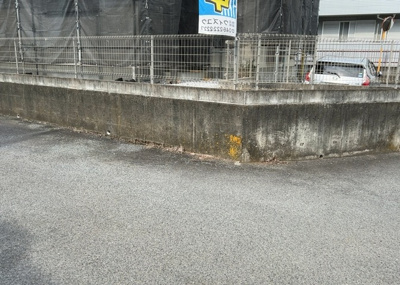 【前面道路含む現地写真】 | 林中古戸建 | 東側道路の場合は居室を南向きに設計しやすいため、朝日が入りやすいというメリットがあります。一方、西側道路も東側同様に居室を南向きに設計しやすいのですが、住宅地だと朝日が入りにくいという弱点があります。