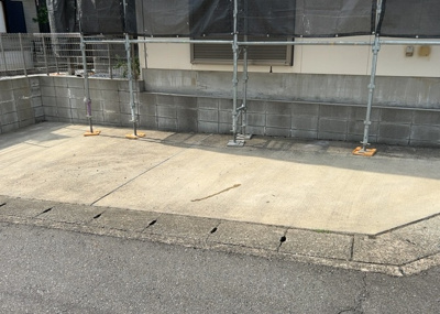 【駐車場】 | 林中古戸建 | 車一台あたりに必要なスペースは、標準サイズの普通自動車で横幅2m50cm、長さ5mは必要になります。ただし、乗降のことも考慮して横幅3m30cm、長さ5m50cmほどは確保できるところを選びましょう。