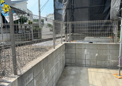 【庭】 | 林中古戸建 | 庭のある家に住むことのメリットとして、子どもたちの遊び場を確保できること、ガーデニングや家庭菜園を楽しめること、明るさを確保できることがあります。また、配置を工夫することでプライバシーが確保できます。